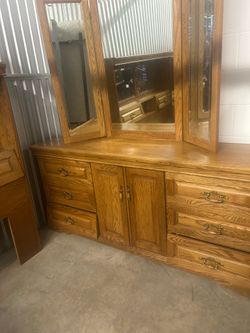 Complete solid oak queen bed room set  FAST  SALE  great condition