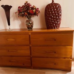 Beautiful, solid wood 6 Drawer dresser, chest