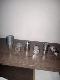 Locking lug nuts