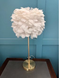 2 white feathered lamps