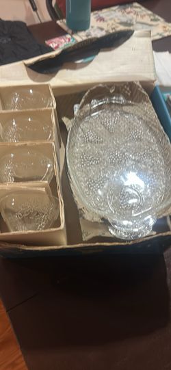 ANCHOR HOCKING Vintage Glass Grape Luncheon Sandwich Plate set w/ cup - Set of 8