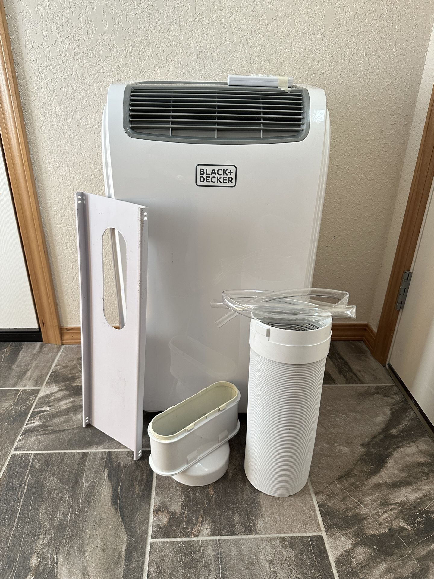 BLACK+DECKER 8,000 BTU Portable Air Conditioner up to 350 Sq. with Remote  Control, White for Sale in Portland, OR - OfferUp