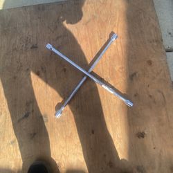 Lug nut wrench
