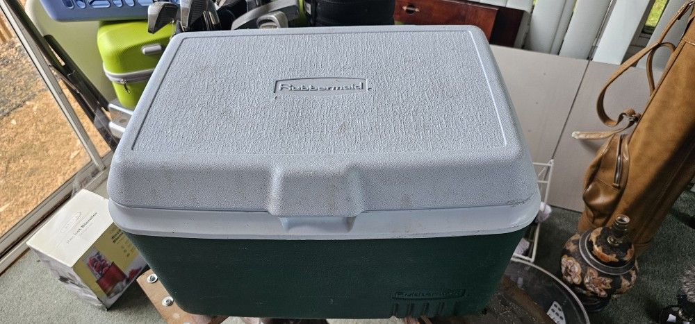 Rubbermaid Cooler