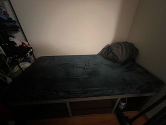 Twin XL Bed Frame + Mattess
