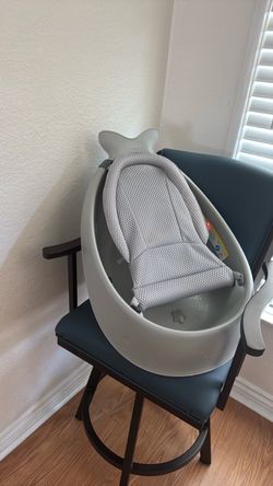 Gray skip hop baby bathtub with infant support mesh