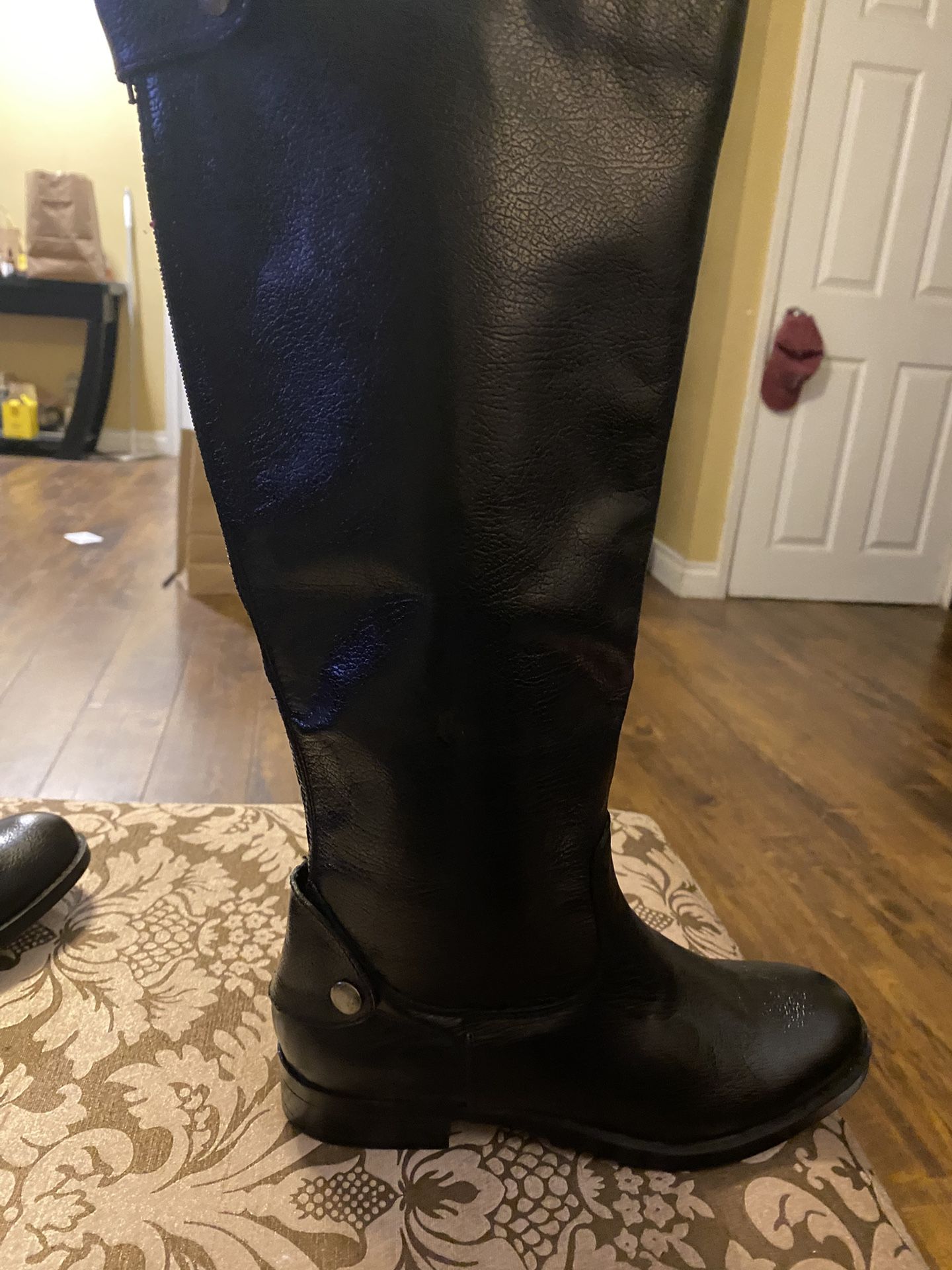 Women’s Tall Leather Boots With Back Zipper