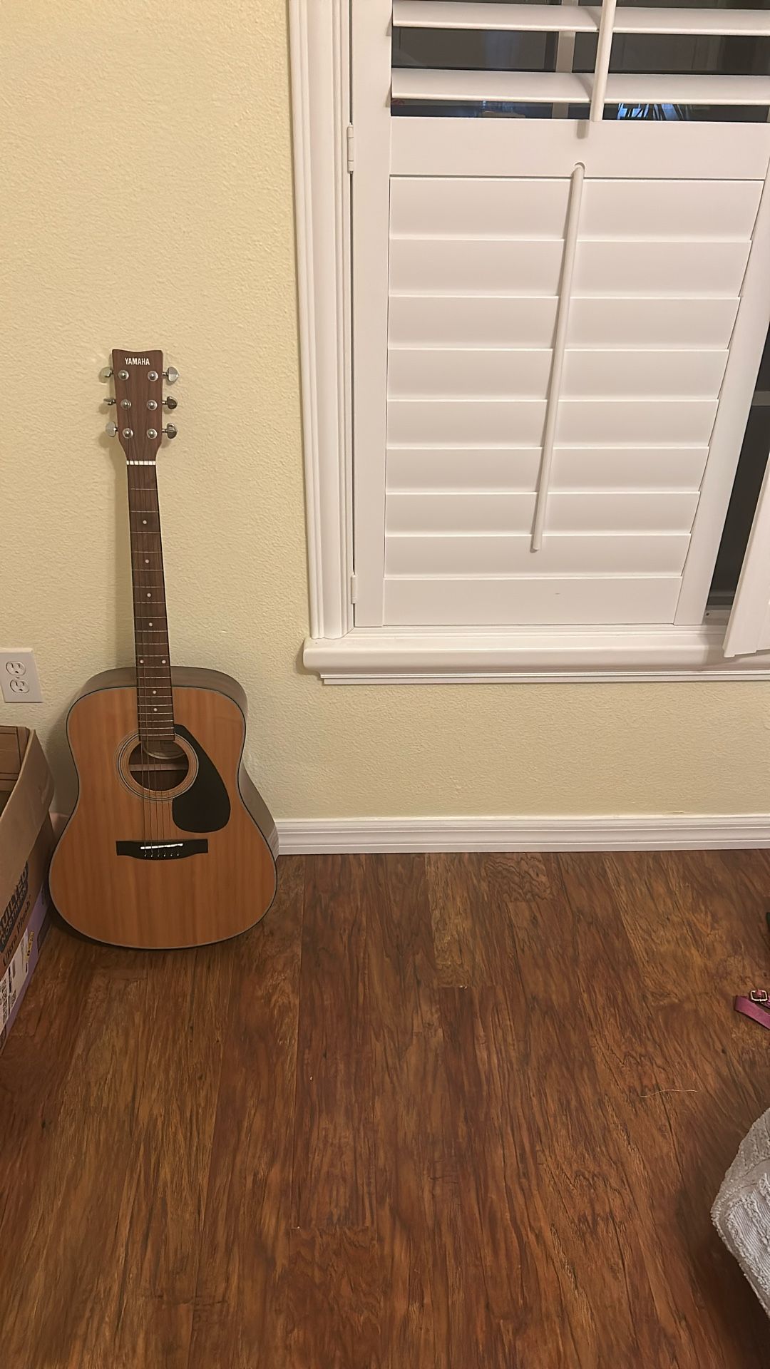 Yamaha Acoustic Guitar (perfect Condition)