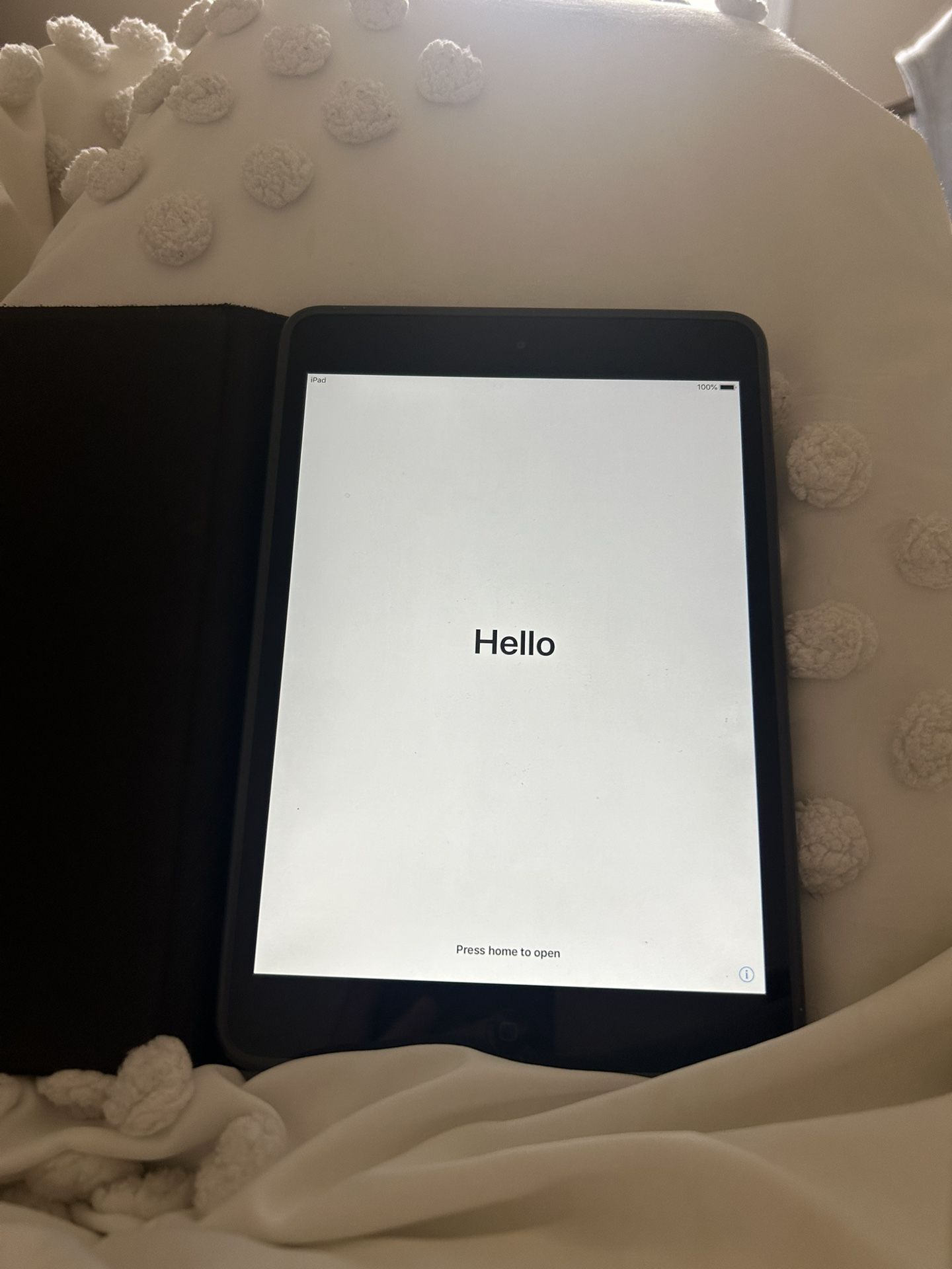 Factory reset iPad mini 2 32 gig, space gray with retina display pretty much flawless and works just as it should. And also comes with a case Lookin