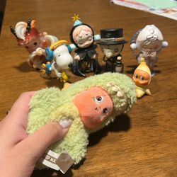 popmart figures and keychain