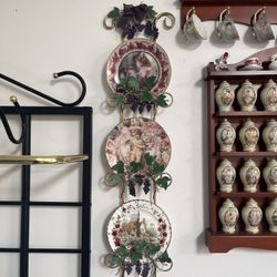 3 Plate Hanger With Plates Included 