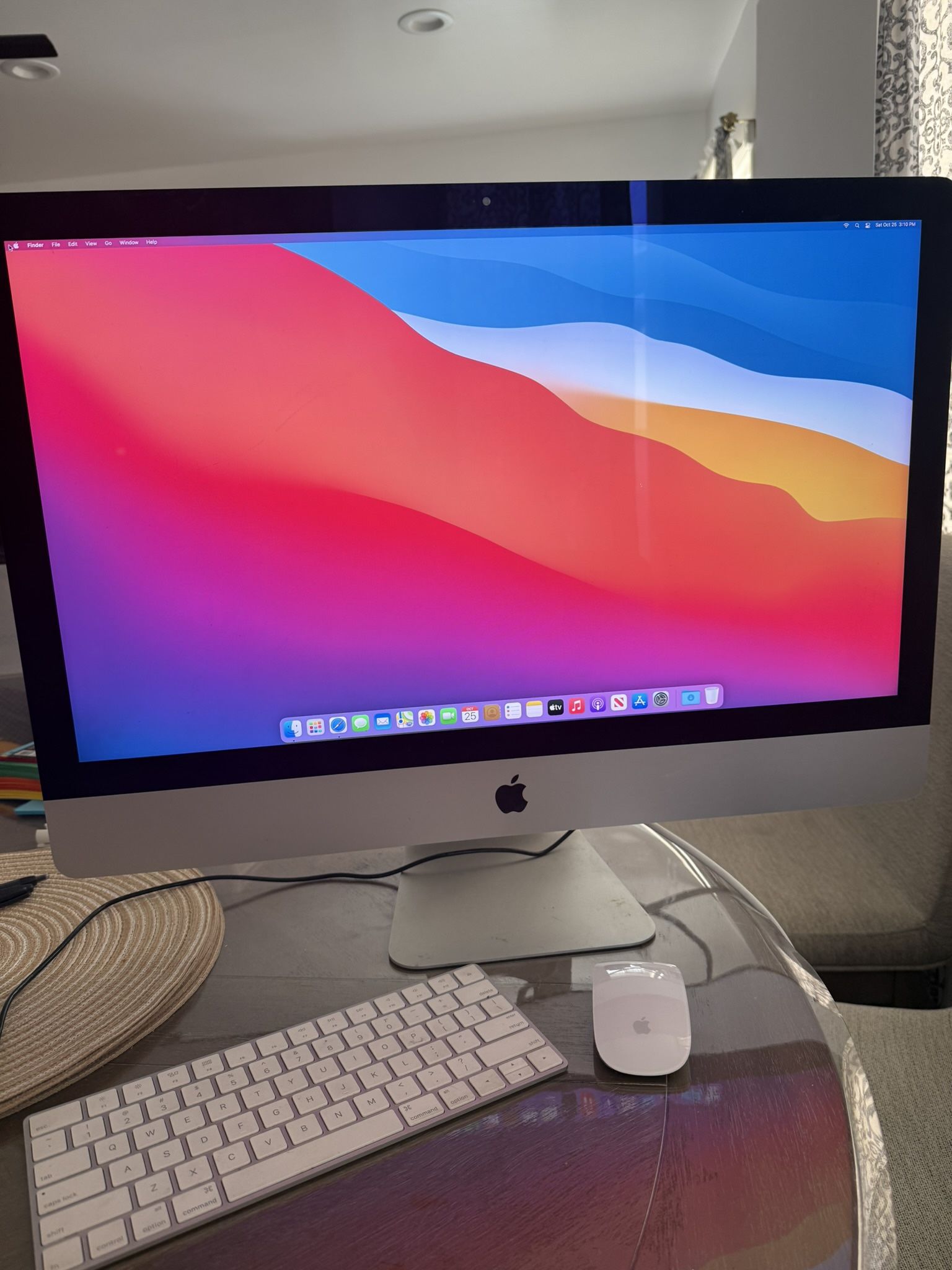 iMac Computer With Wireless Mouse And Keyboard