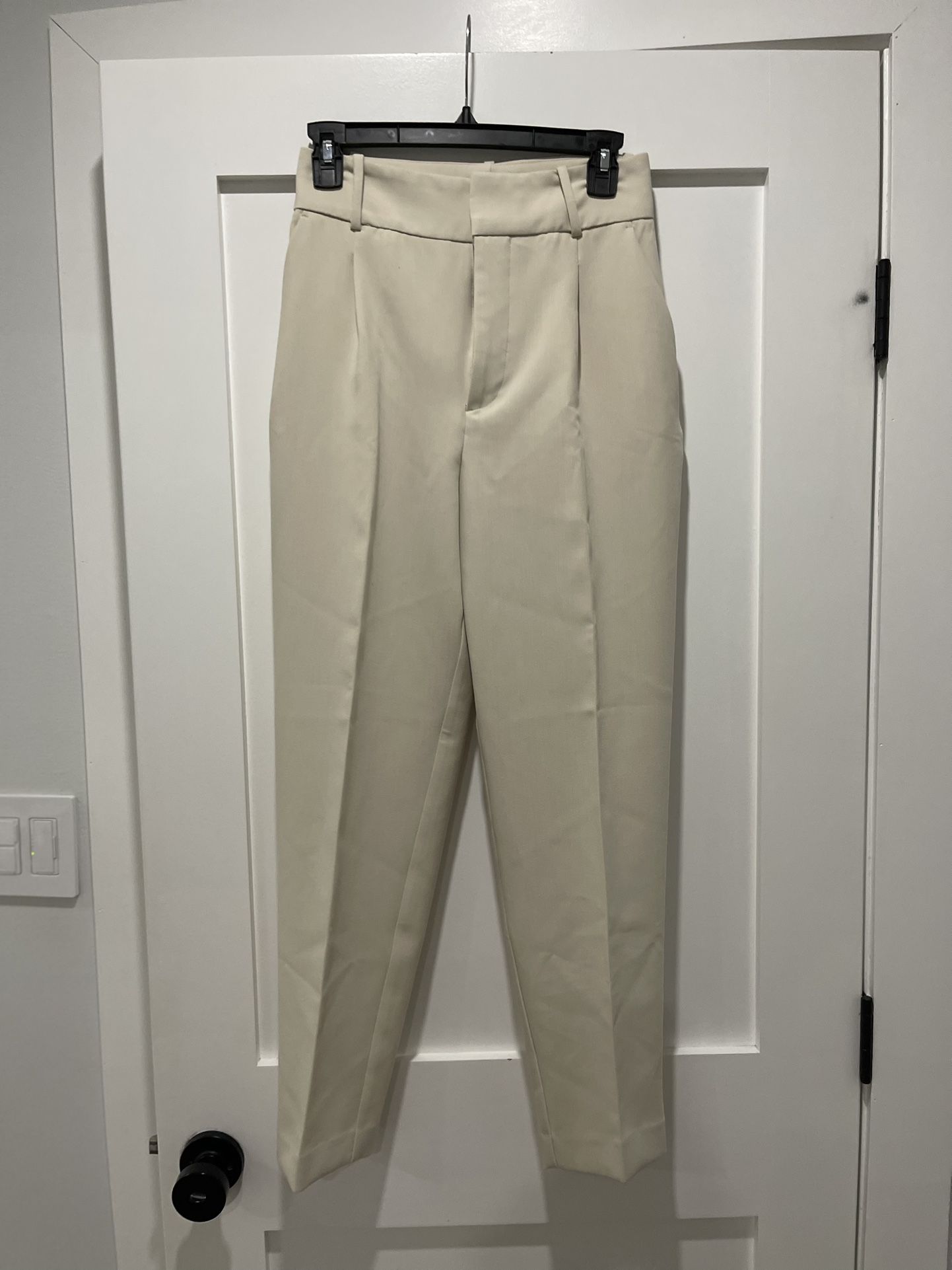 Women’s Zara Cream Dress Pants with Tailored Silhouette Size 2- Like New