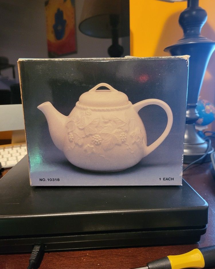 1990 Ceramic Ivy Tea Pot