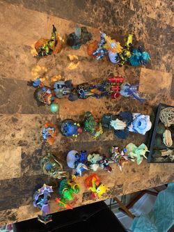 23 sky lander action figures 2011-2013