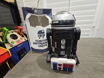 $150 - STAR WARS GALAXYS EDGE DROID DEPOT ASTROMECH (BLACK) R2-D2 W/ REMOTE,