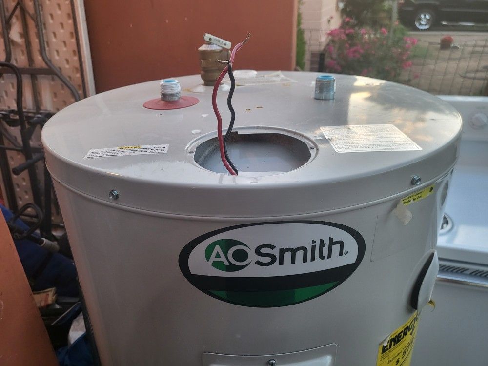 Electric Water Heater 40 Gal In Good Condition And Warranty Works Great