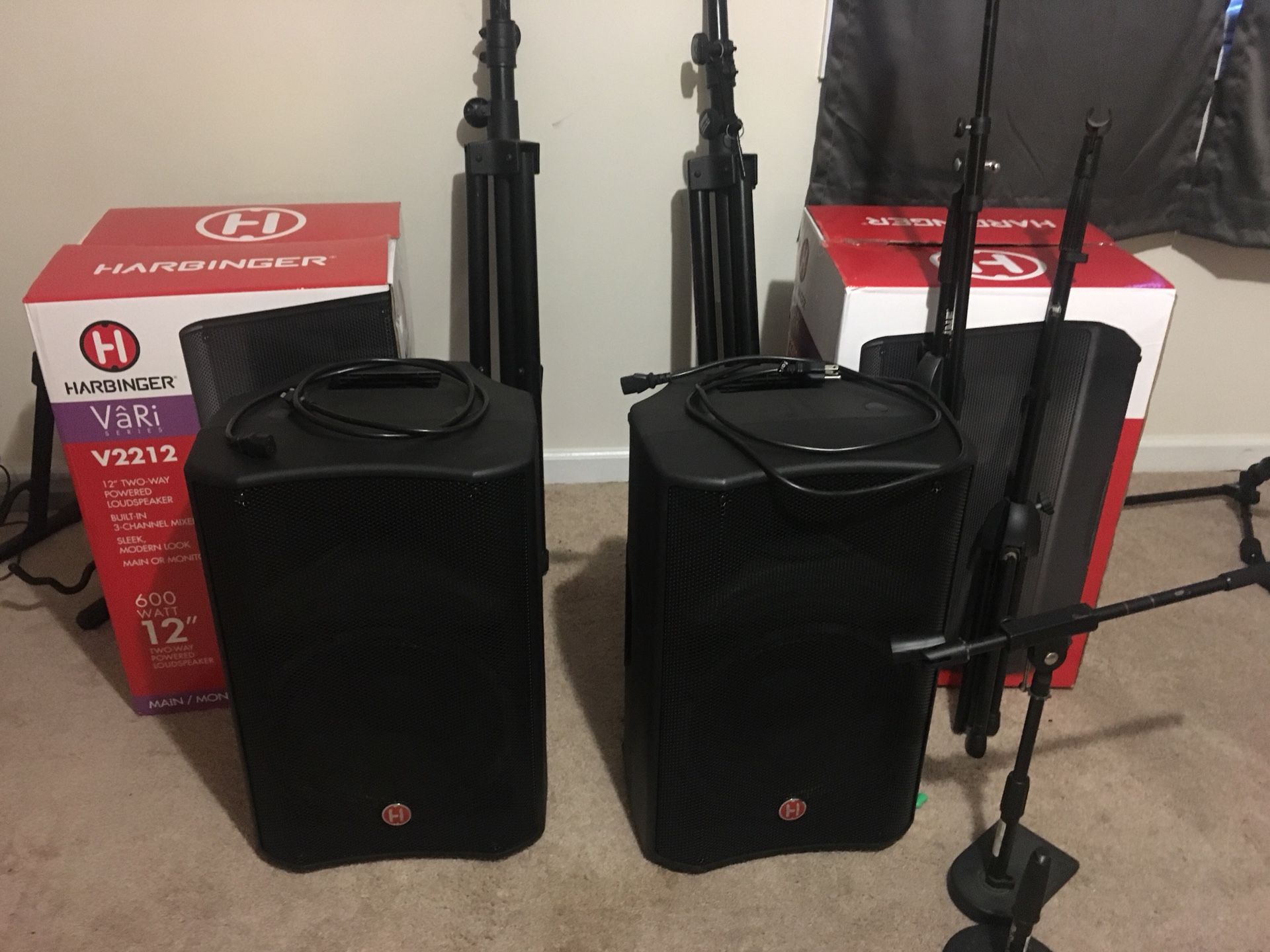 Harbinger Vari V2212 600W 12-Inch Powered Loudspeaker x2 w/ Speaker Stands, mic stands and mics.