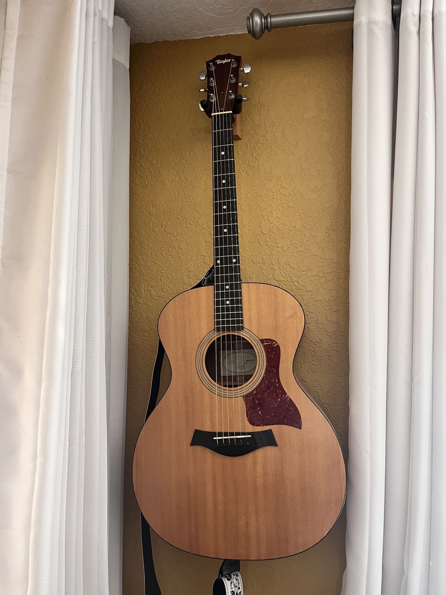 Taylor Acoustic Guitar 214-e 2020