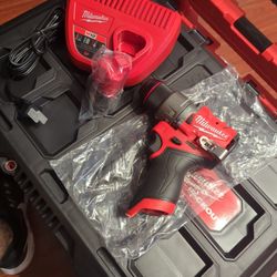 Milwaukee M12 Hammer Drill Kit 