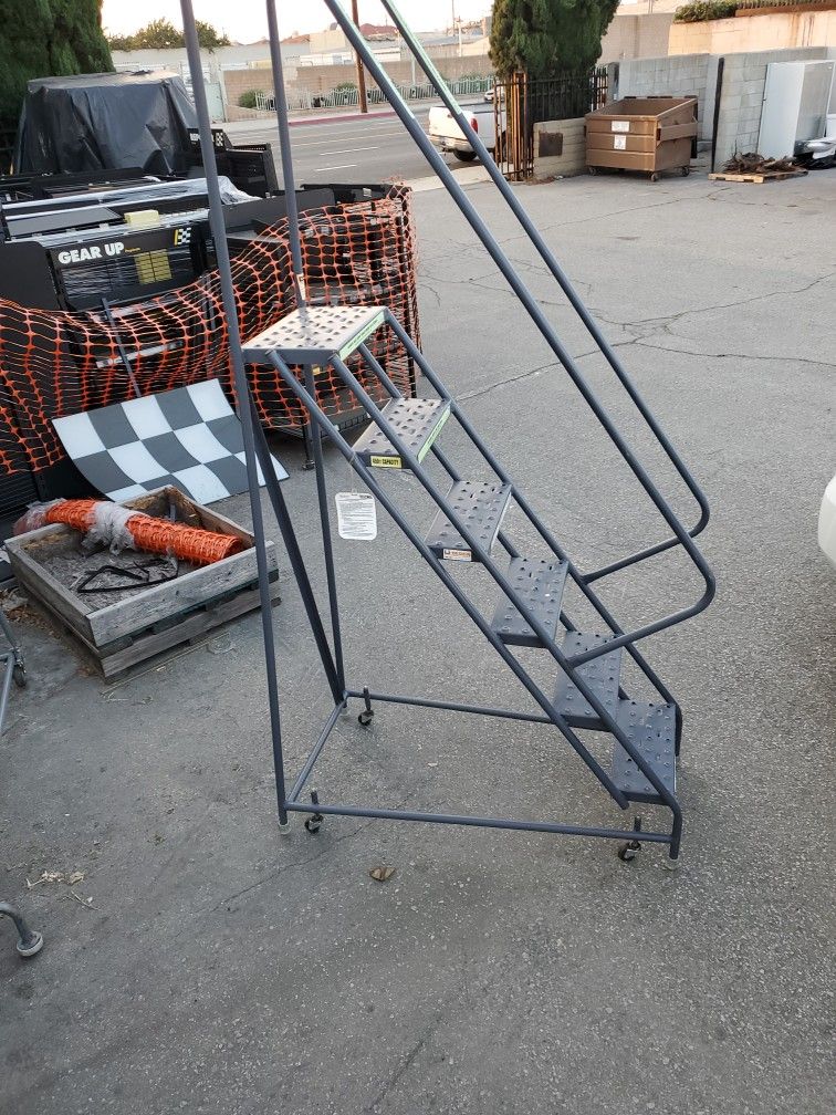 6 Steps Stepladder. Like New For Narrow Spaces