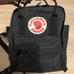 Fjallraven Kanken mini black backpack