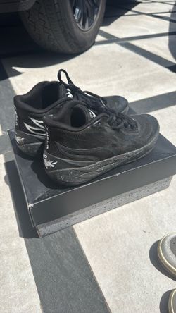 Melo basketball sneakers