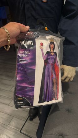 Halloween costume Queen