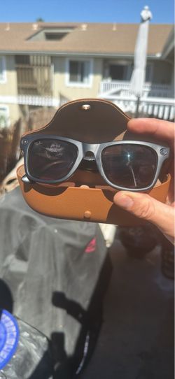 Ray-Ban Meta Smart Glasses with Case