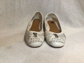 Nautica White Laser-Cut Perforated Ballet Flats with Silver Hardware – Women's Size 8