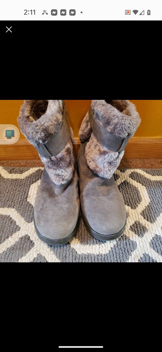 GUESS GRAY FUR LINED BOOTS