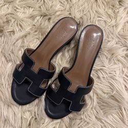 Black H slippers