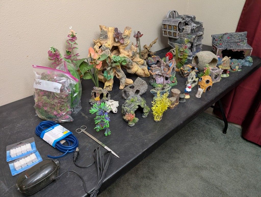 Aquarium decor for fish tank Lot