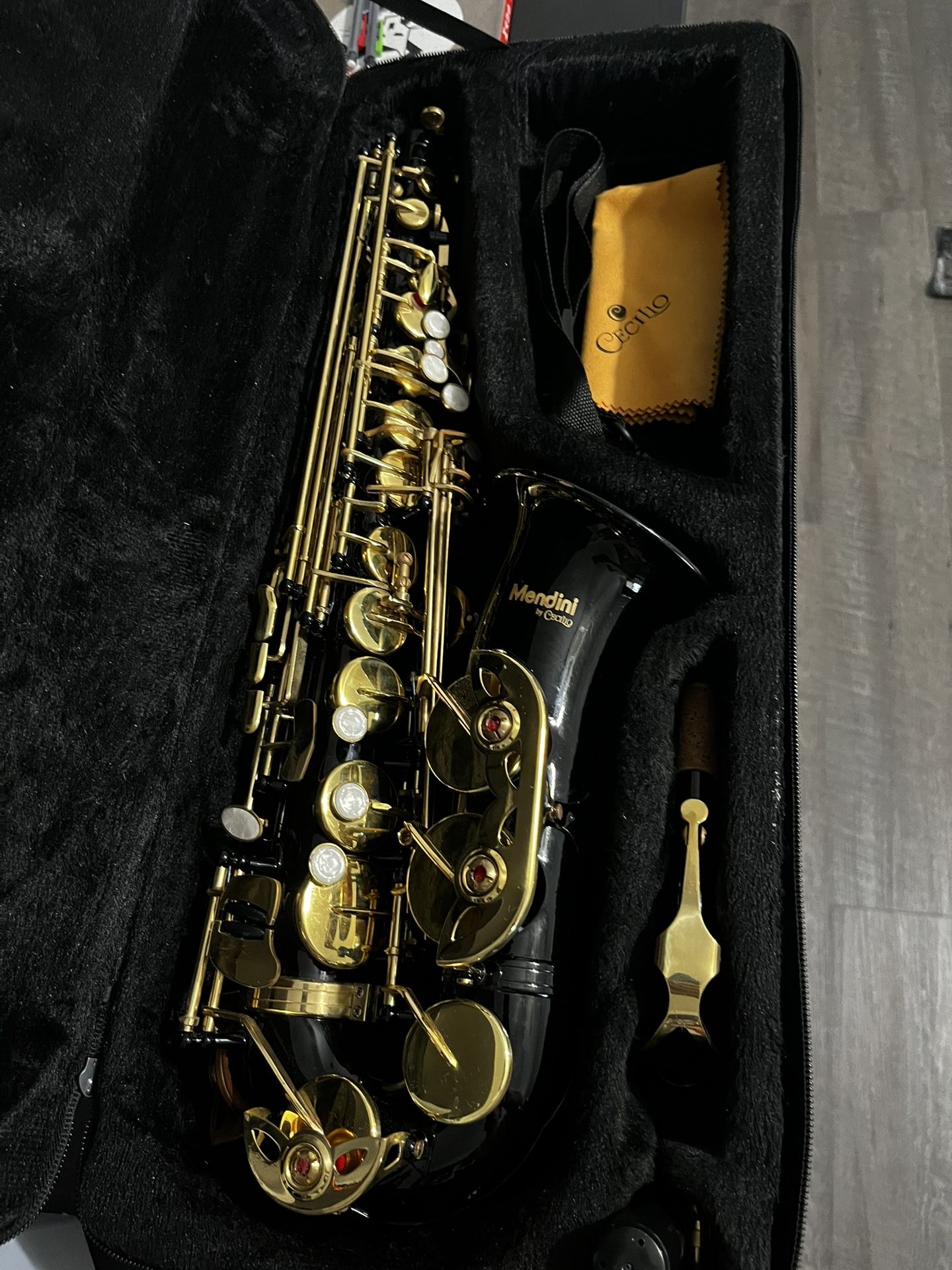 Saxaphone (Black And Gold)