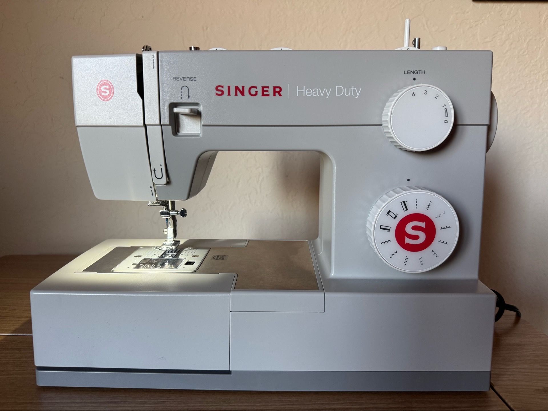 Singer Heavy Duty Sewing Machine with table