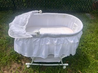 Dream On Me White Baby Bassinet with Canopy