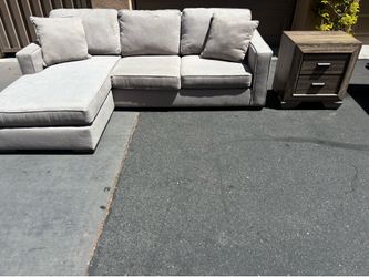 Living room set $240 Free delivery
