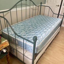 Iron Twin Day Bed With Trundle Bed