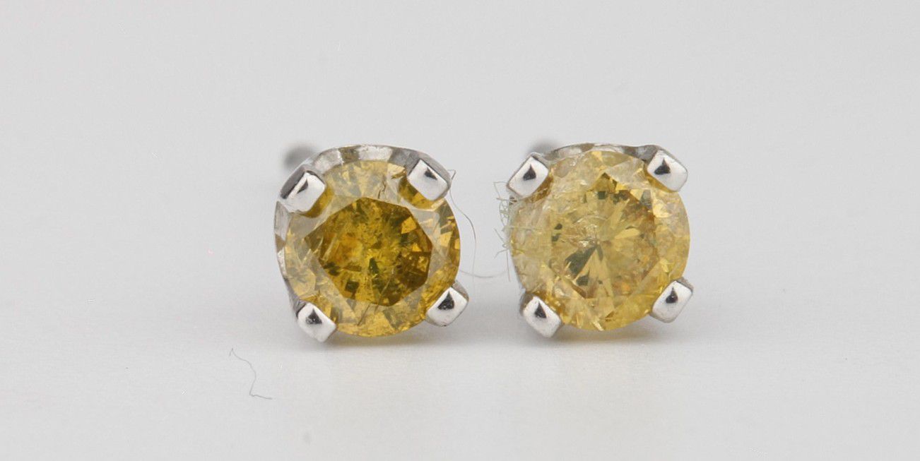 14k Diamond Stud Earring Yellow in White Gold apr 3 mm for 0.10 ct per earring weight apr 0.40 grams for both earrings and clips