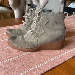 Womens size 9 Sorel Wedge Boots