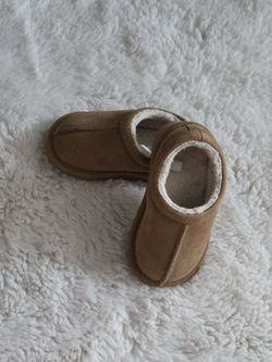 warm shoes like uggs size 6