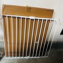 Munchkin Extending XL Baby Gate with Box