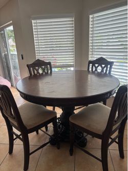 Circle dining table with 4 chairs!!
