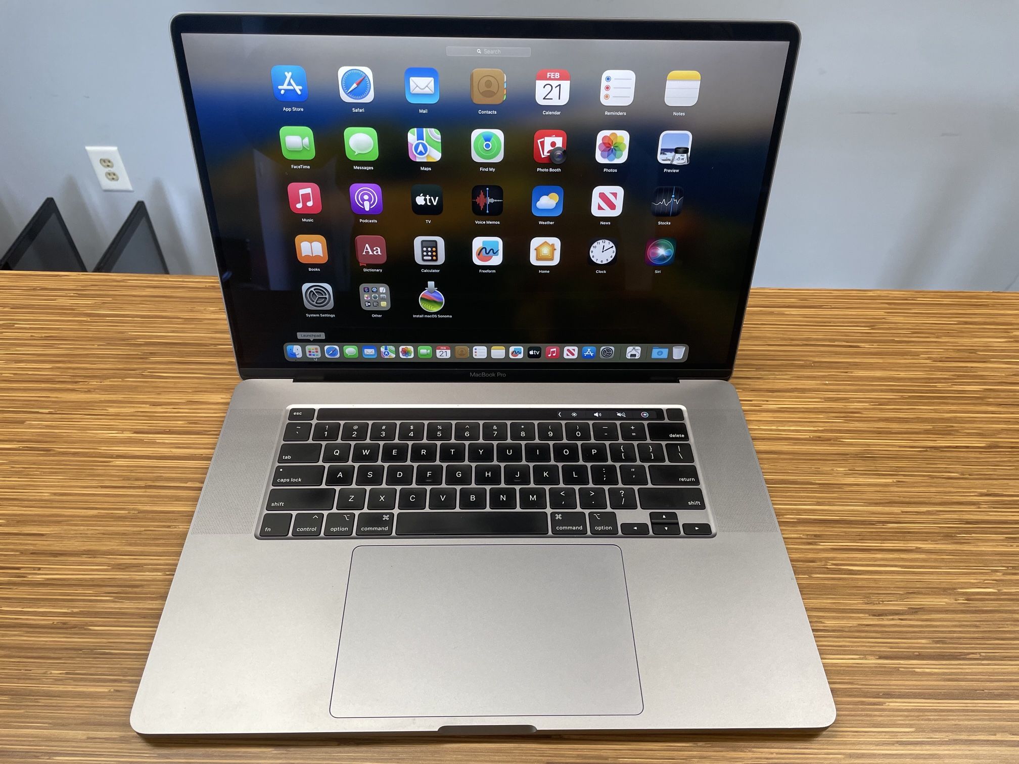 15” Apple MacBook Pro Touchbar 16GB i7 512GB Radeon 560 4GB USB-C w/ Warranty!