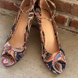 WOMEN Size 11 PAISLEY PATTERN PEEP-TOE 4 inch HEELS.   These paisley-printed peep-toe heels feature an adjustable ankle strap and an approximate four-