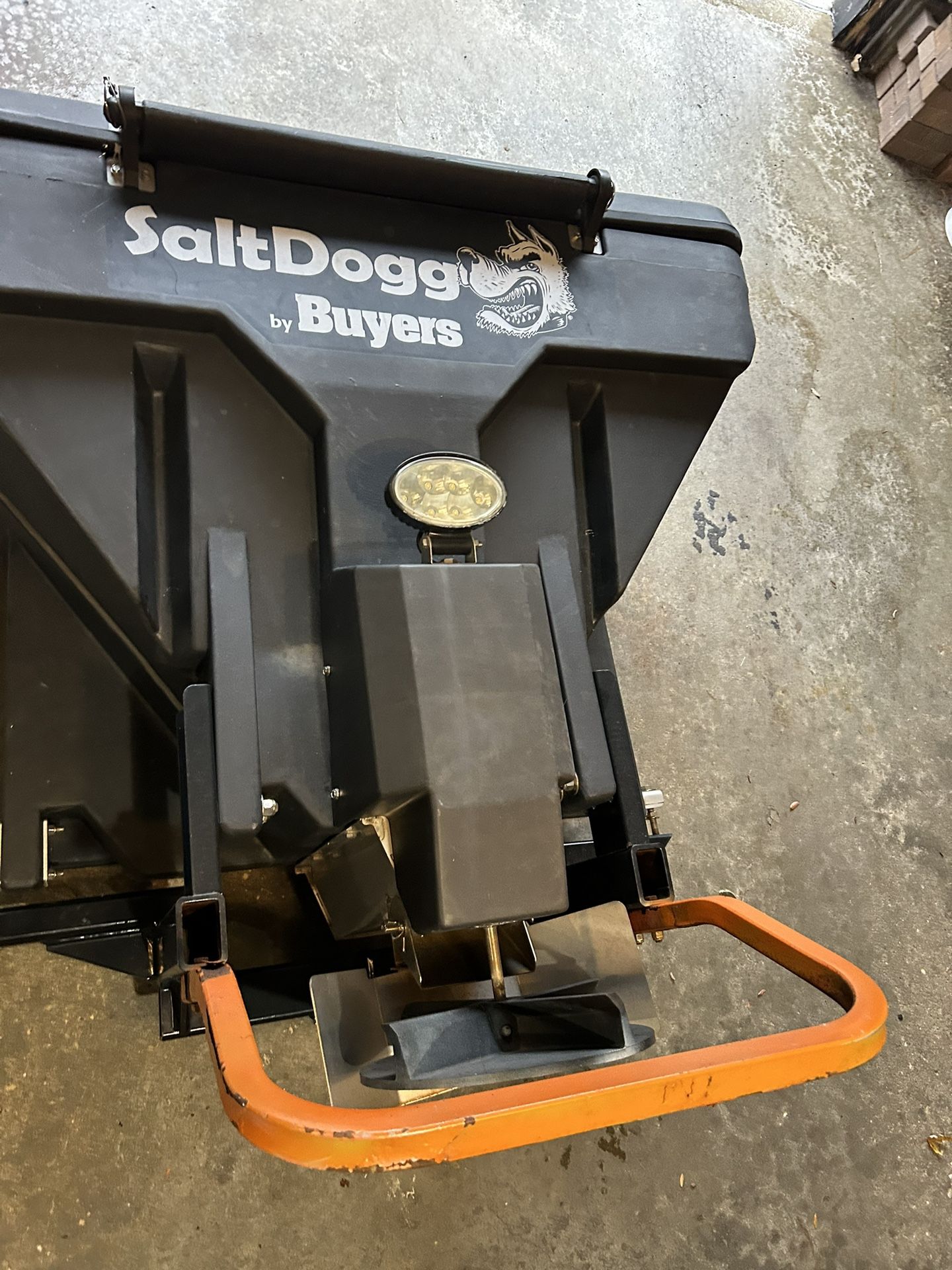Salt Spreader Buyers Dogg