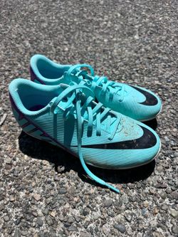 Nike soccer cleat size 2.5 Y