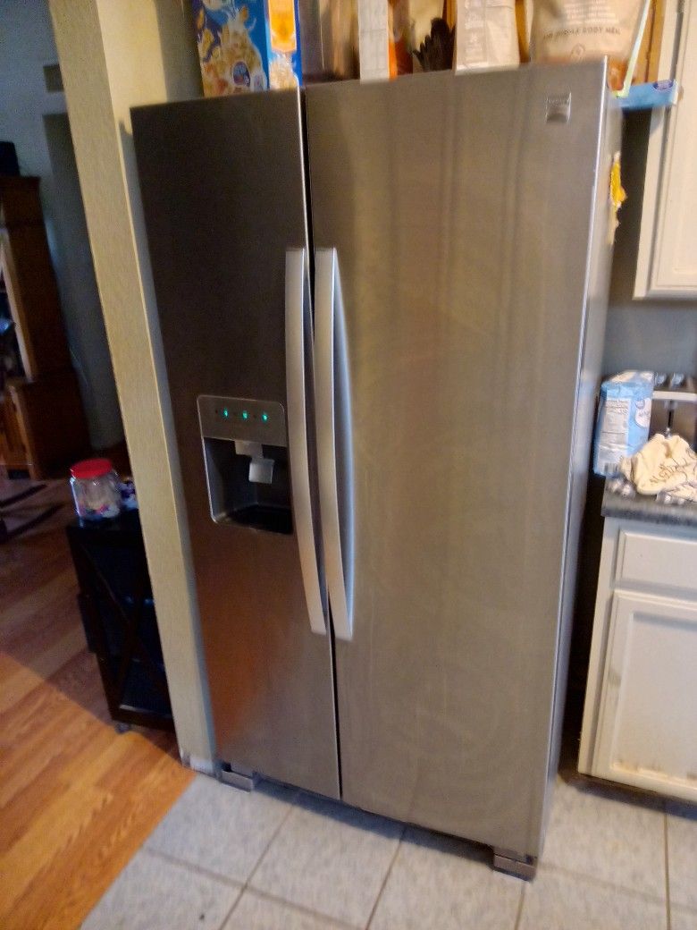 Refrigerator. Kenmore. 25.5 Cubic Gallons