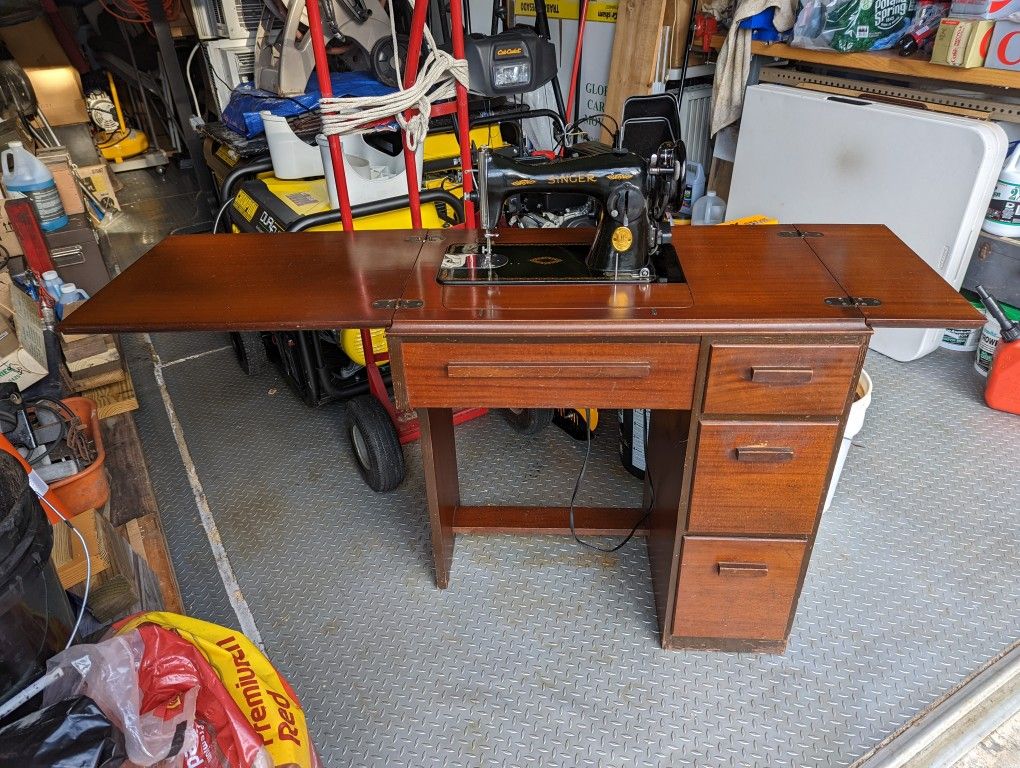 Vintage 1948 Singer Sewing Machine In Wood Cabinet