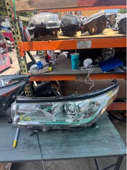 Toyota HIGHLANDER LEFT USED OEM HEADLIGHT (2017-2019)